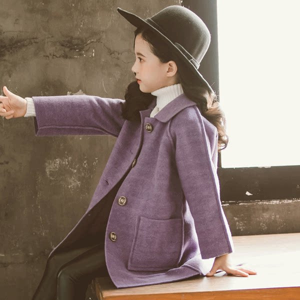 Őszi kabát lányoknak klasszikus gallérral és gombos rögzítéssel