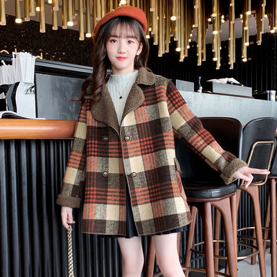 Új modell kabát lányoknak gombokkal