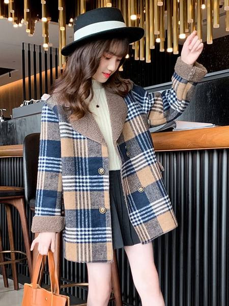 Új modell kabát lányoknak gombokkal