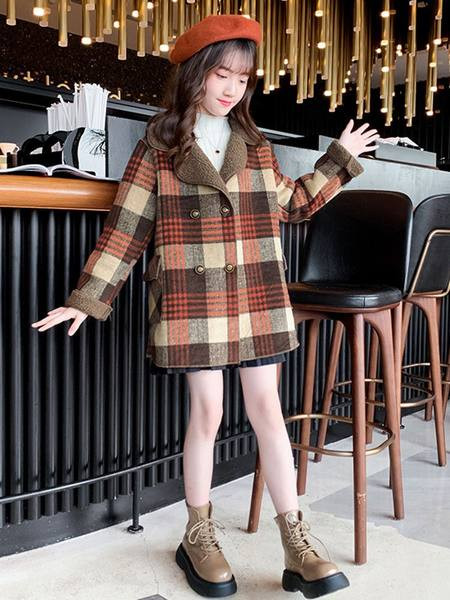 Új modell kabát lányoknak gombokkal