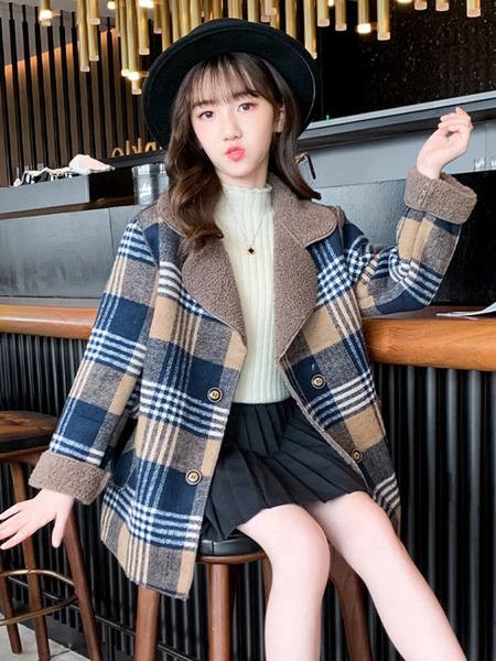 Új modell kabát lányoknak gombokkal