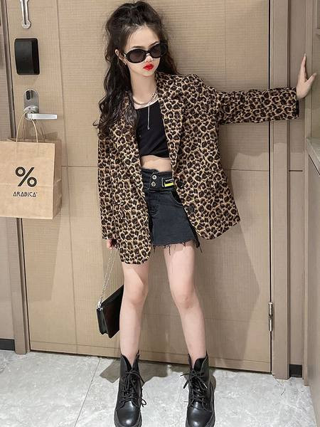 Moekas loomatrükiga lastejope tüdrukutele