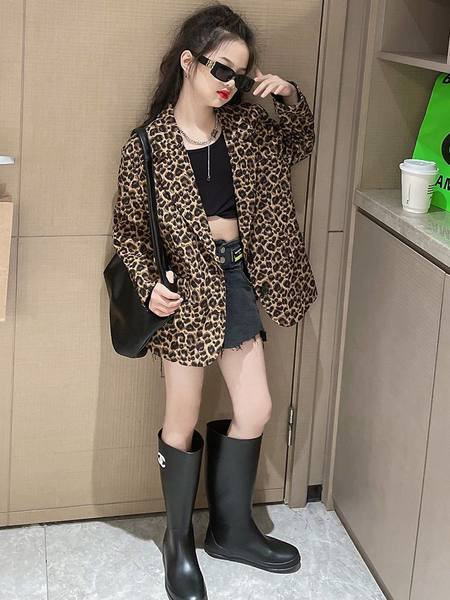 Moekas loomatrükiga lastejope tüdrukutele