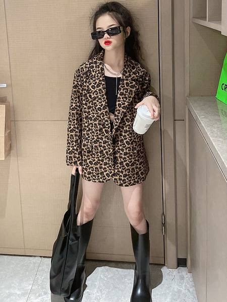 Moekas loomatrükiga lastejope tüdrukutele