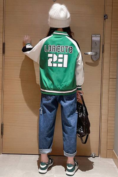 Tikitud kirja ja taskuga spordijakk tüdrukutele