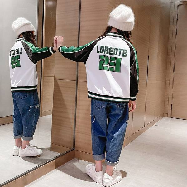 Tikitud kirja ja taskuga spordijakk tüdrukutele