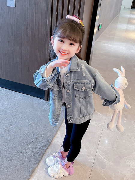 Vaikiška džinsinė striukė plačiomis rankovėmis ir siuvinėjimu