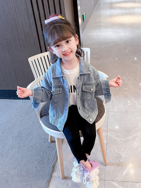 Vaikiška džinsinė striukė plačiomis rankovėmis ir siuvinėjimu