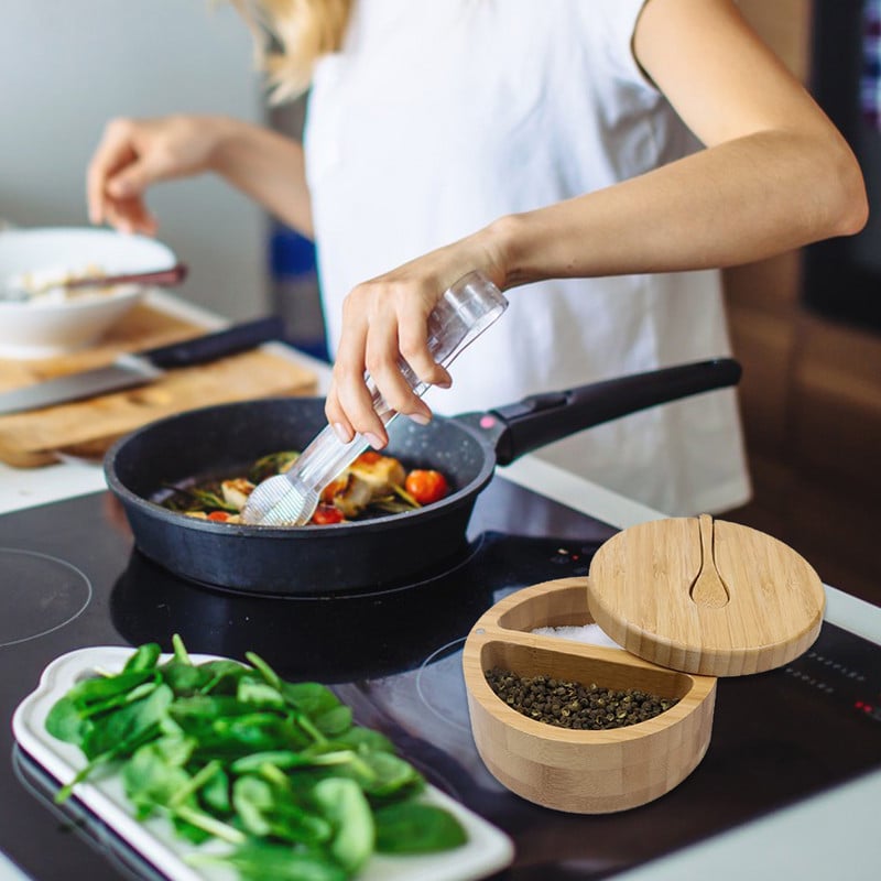 Bambuko prieskonių dėžutė su šaukštu besisukančiu dangteliu Bambuko prieskonių puodas Magnetinio siurbimo prieskonių puodas vienos ląstelės druskos dėžutė
