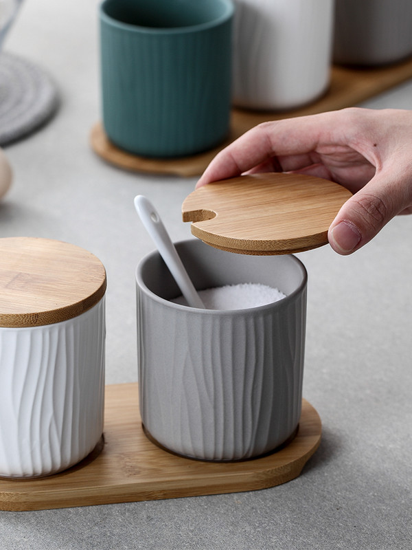 Keraminiai prieskonių stiklainiai Bambuko dangtelis su šaukštu Serviravimo medinis padėklas cukraus puodo indelis Druskos pipirų rinkinys Porcelianinis pagardų indelis
