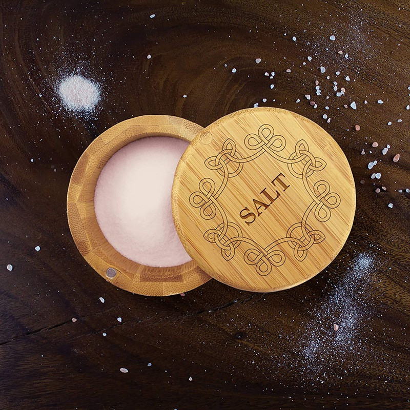 Sódoboz, bambusz tároló doboz mágneses forgatható fedéllel, "só" gravírozással a fedélen