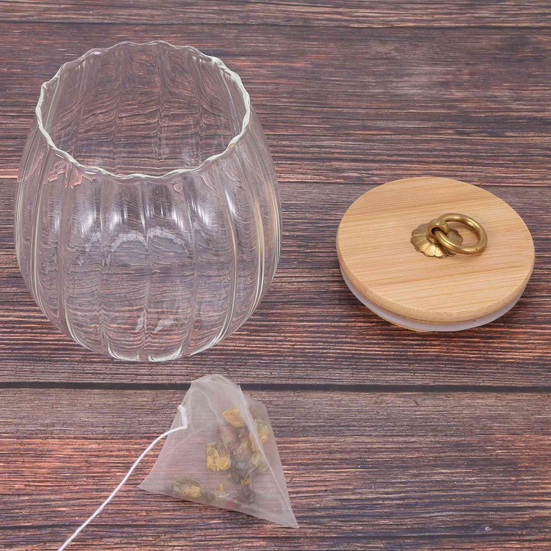 Uždarytas skaidrus stiklinis prieskonių puodas su dangčiu, arbatos laikymo indelis, druskos pipirų laikymo dėžutė, cukraus dubens virtuvės priedai