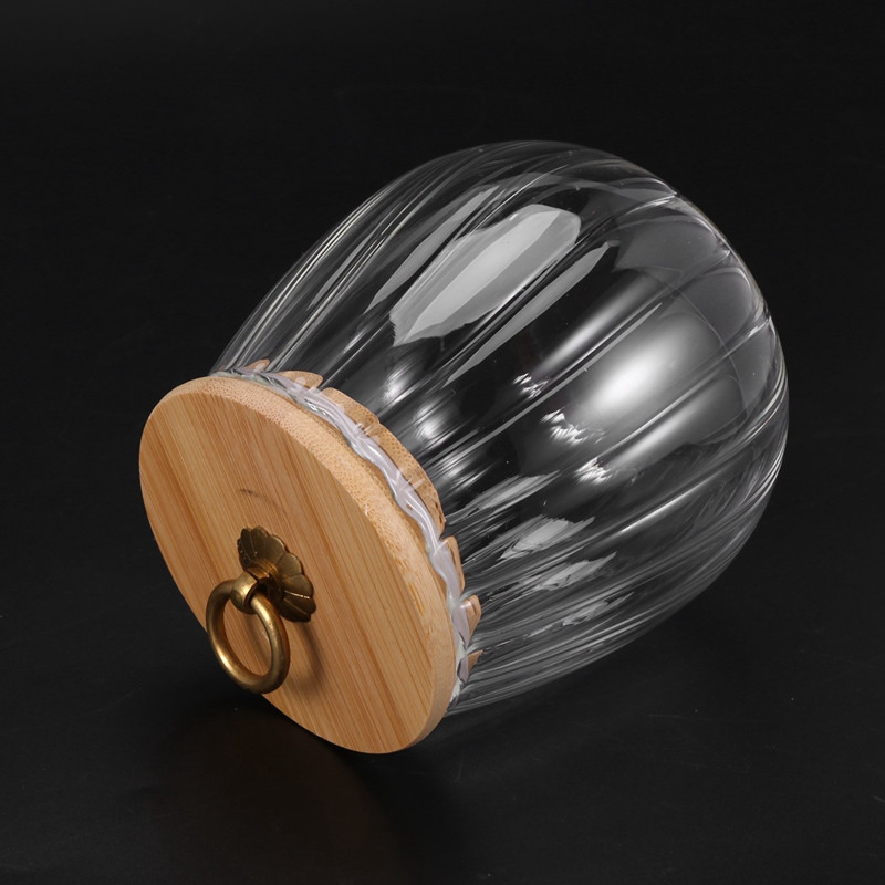 Uždarytas skaidrus stiklinis prieskonių puodas su dangčiu, arbatos laikymo indelis, druskos pipirų laikymo dėžutė, cukraus dubens virtuvės priedai