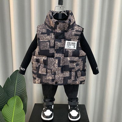 Guler la modă și vestă cu logo pentru băieți