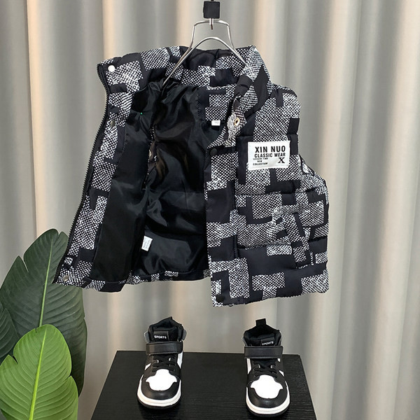 Guler la modă și vestă cu logo pentru băieți