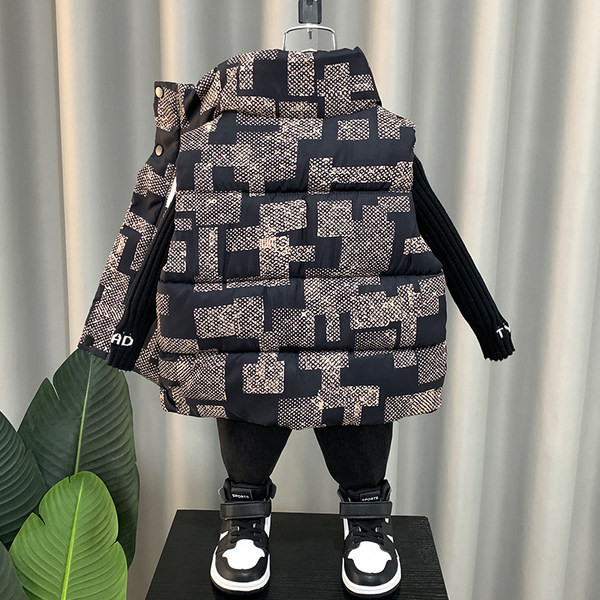 Guler la modă și vestă cu logo pentru băieți