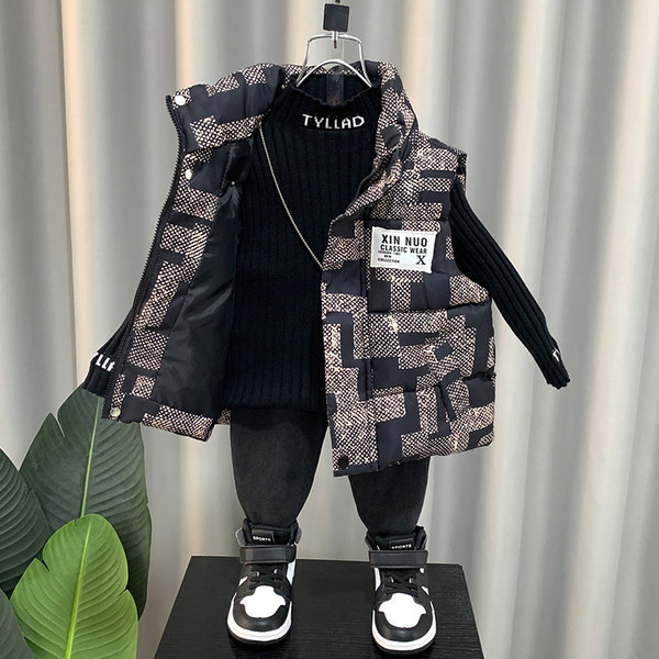 Guler la modă și vestă cu logo pentru băieți