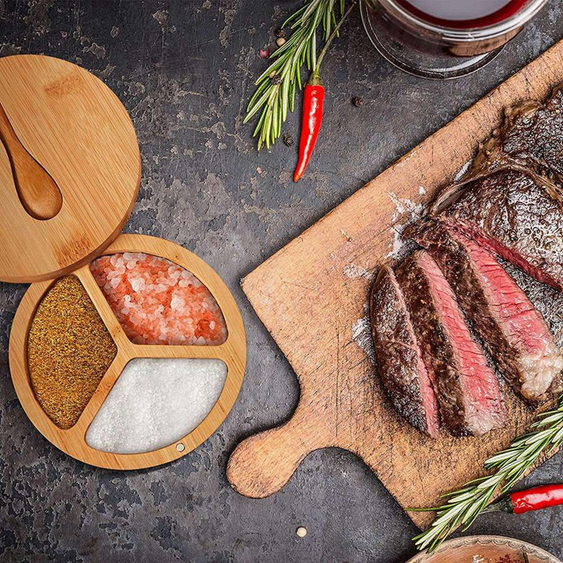 Cutie de sare din bambus cu lingură Recipient de depozitare pentru condimente și condimente cu 3 compartimente cu capac magnetic pivotant Condiment rotund