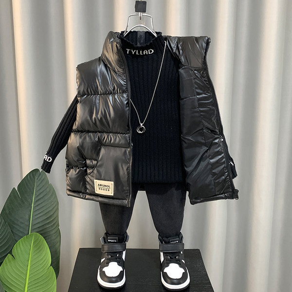 Vesta model nou pentru baieti cu logo si guler inalt