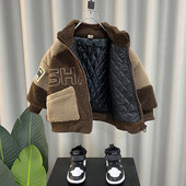 Pliusinis švarkas berniukams su išsiuvinėtomis raidėmis ir kišene