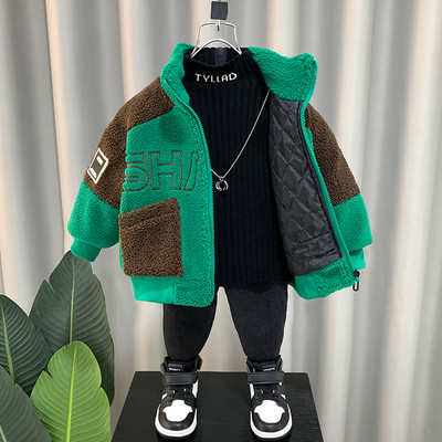 Pliusinis švarkas berniukams su išsiuvinėtomis raidėmis ir kišene