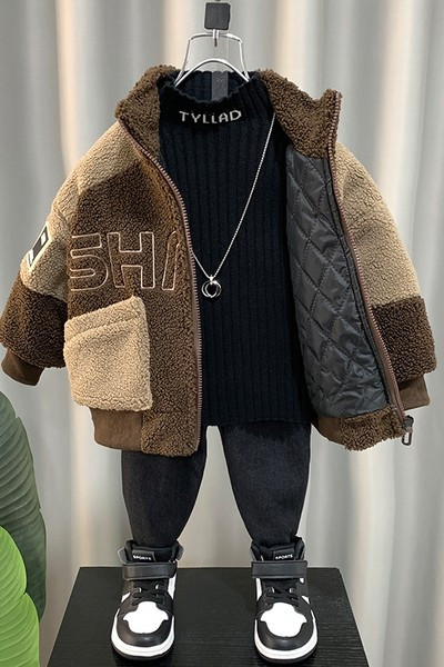 Pliusinis švarkas berniukams su išsiuvinėtomis raidėmis ir kišene