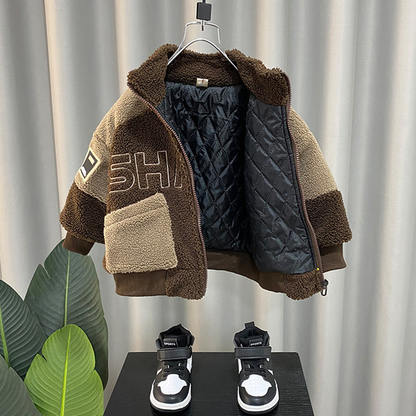 Pliusinis švarkas berniukams su išsiuvinėtomis raidėmis ir kišene