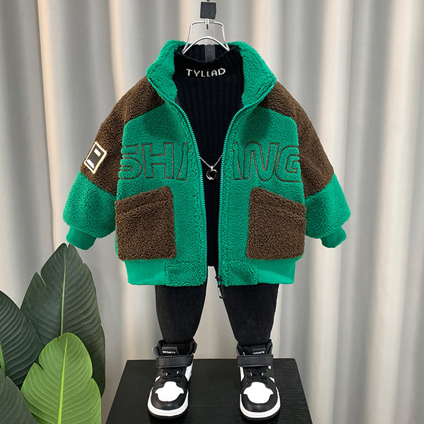 Pliusinis švarkas berniukams su išsiuvinėtomis raidėmis ir kišene