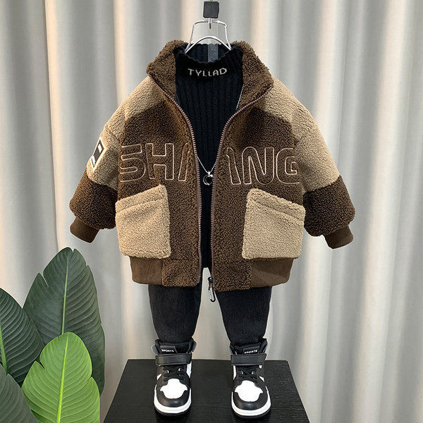 Pliusinis švarkas berniukams su išsiuvinėtomis raidėmis ir kišene