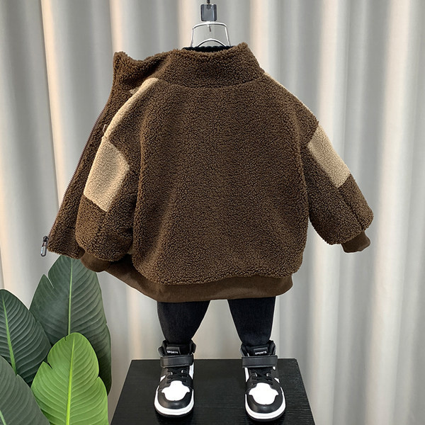 Pliusinis švarkas berniukams su išsiuvinėtomis raidėmis ir kišene