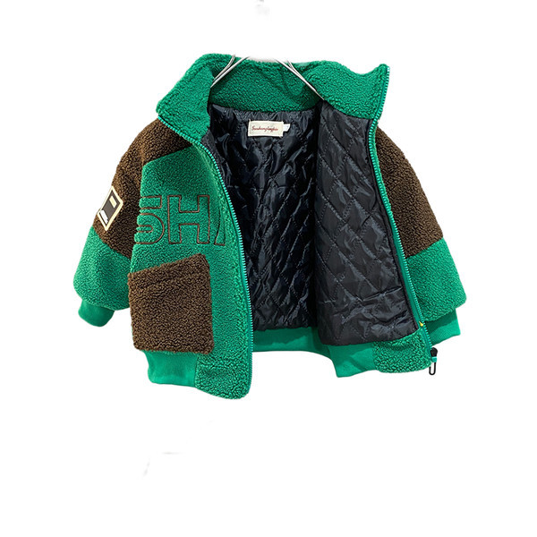 Pliusinis švarkas berniukams su išsiuvinėtomis raidėmis ir kišene