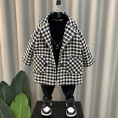 Zsebekkel ellátott kockás gyerekkabát fiúknak