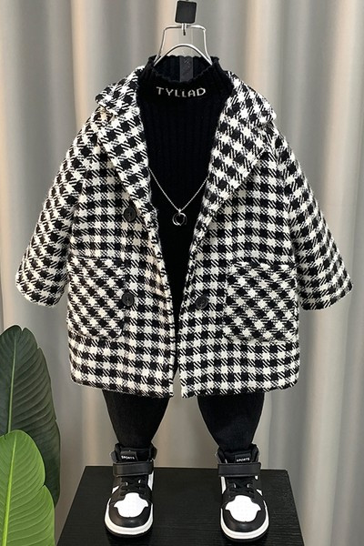 Zsebekkel ellátott kockás gyerekkabát fiúknak