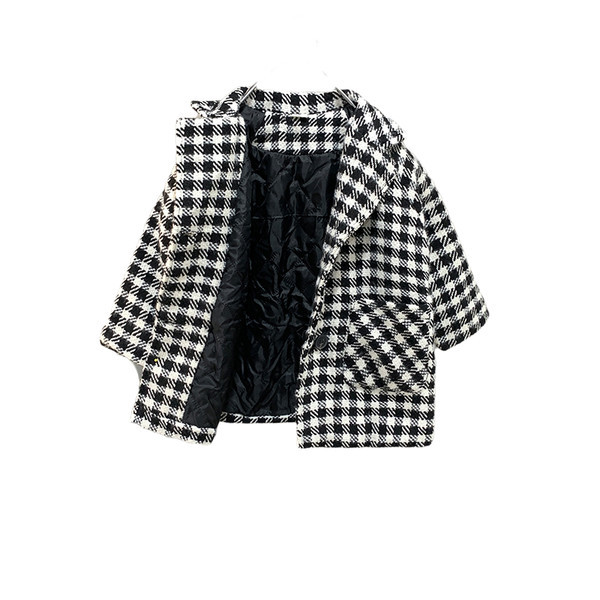 Zsebekkel ellátott kockás gyerekkabát fiúknak