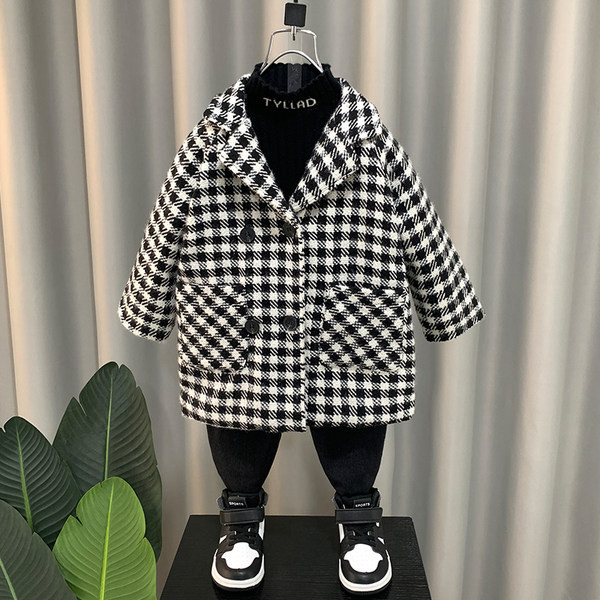 Zsebekkel ellátott kockás gyerekkabát fiúknak