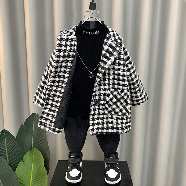 Zsebekkel ellátott kockás gyerekkabát fiúknak