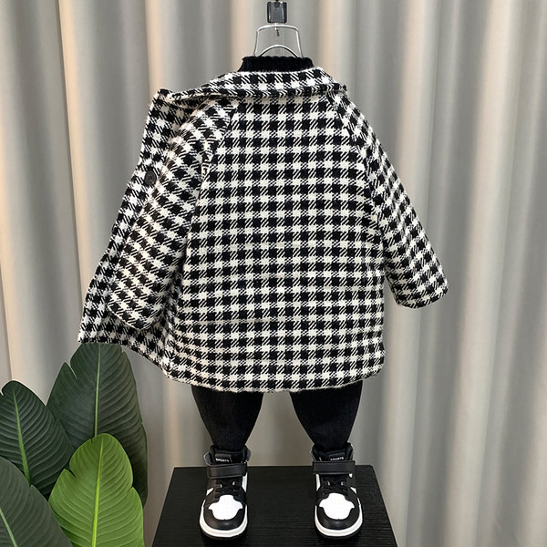 Zsebekkel ellátott kockás gyerekkabát fiúknak