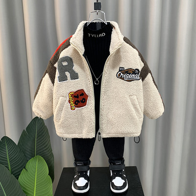 Plüss kabát fiúknak hímzett szöveggel és cipzárral