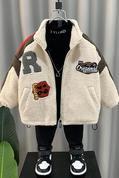 Plüss kabát fiúknak hímzett szöveggel és cipzárral