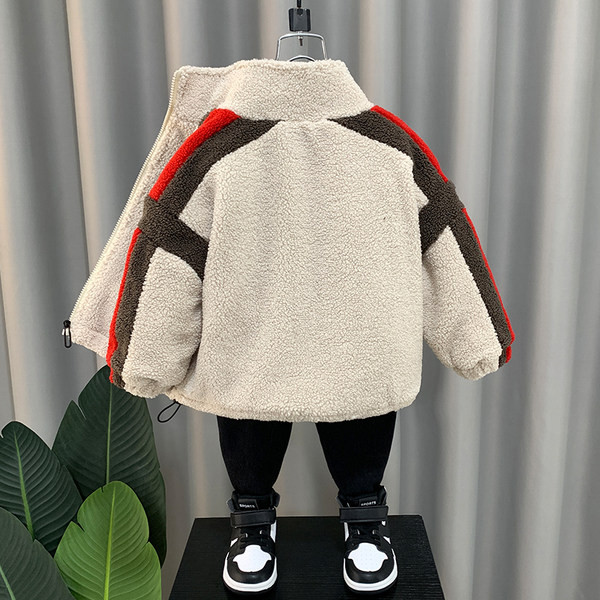 Plüss kabát fiúknak hímzett szöveggel és cipzárral