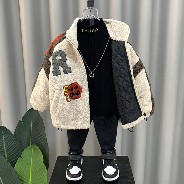 Plüss kabát fiúknak hímzett szöveggel és cipzárral