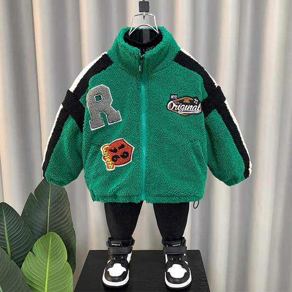 Plüss kabát fiúknak hímzett szöveggel és cipzárral