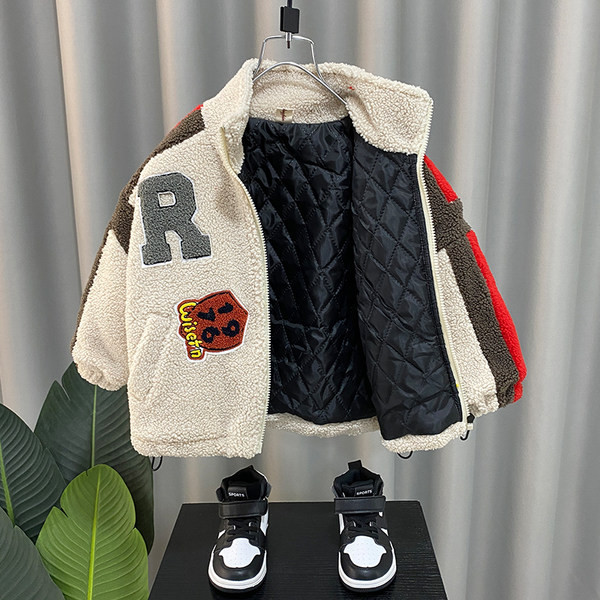 Plüss kabát fiúknak hímzett szöveggel és cipzárral