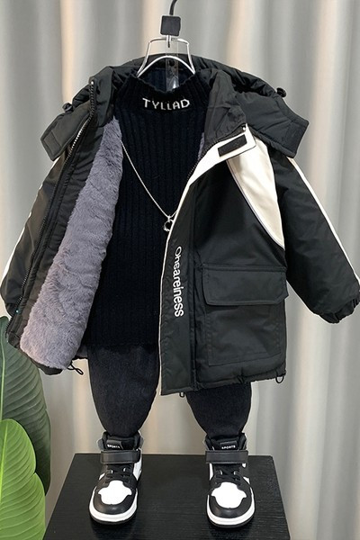 Divatos fiú kabát meleg béléssel és kapucnival