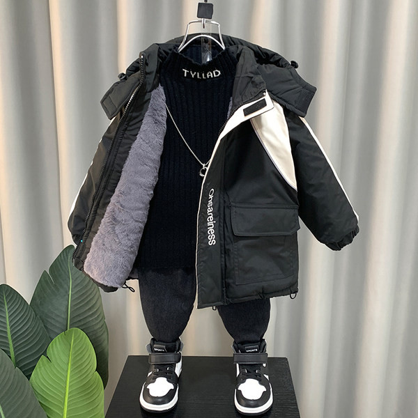 Divatos fiú kabát meleg béléssel és kapucnival