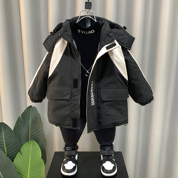 Divatos fiú kabát meleg béléssel és kapucnival