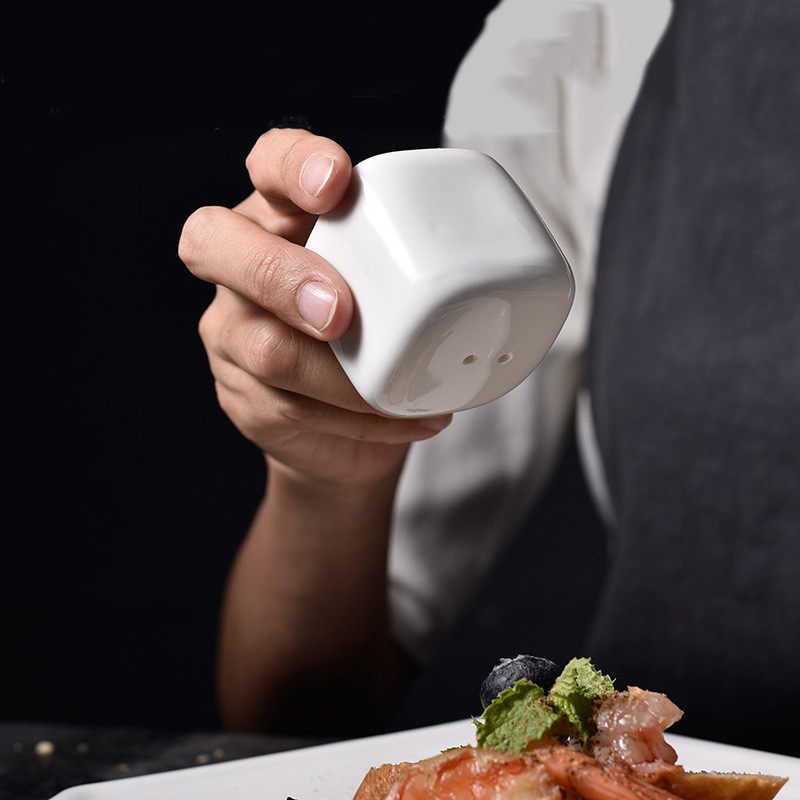 Fehér kerámia fűszer tartály Aranyos só-bors shakerek kannás konyhai fűszeres tégely kis fűszerszervező Cosas De Cocina