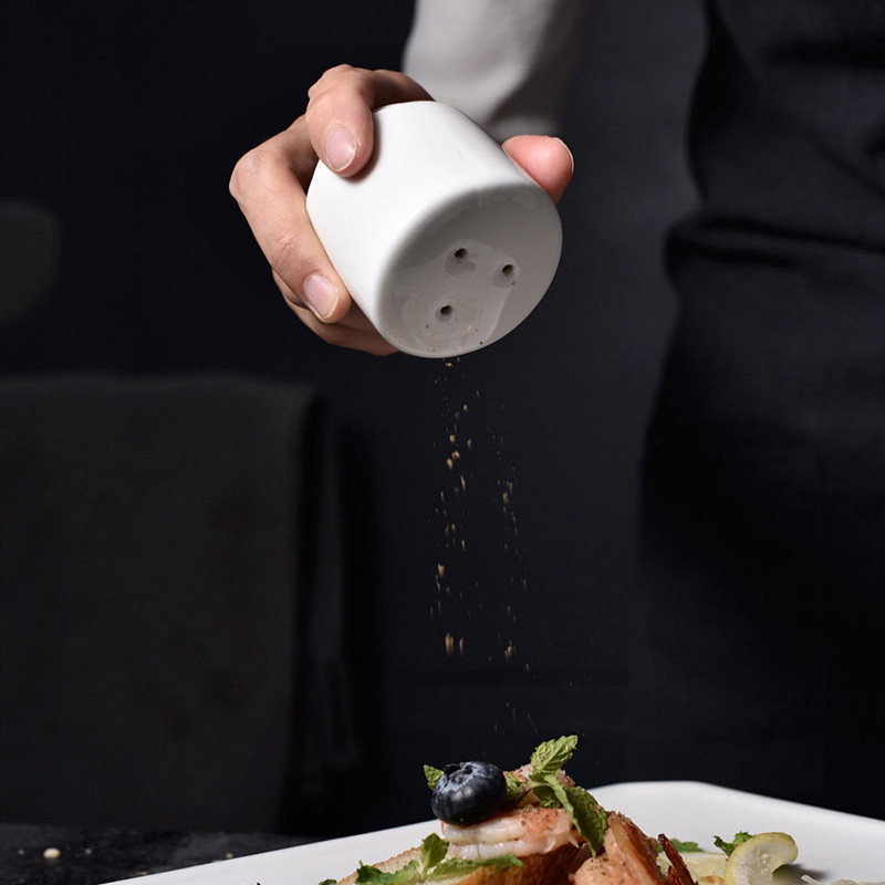 Fehér kerámia fűszer tartály Aranyos só-bors shakerek kannás konyhai fűszeres tégely kis fűszerszervező Cosas De Cocina