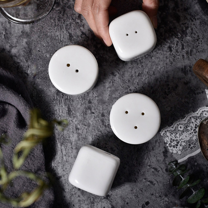 Fehér kerámia fűszer tartály Aranyos só-bors shakerek kannás konyhai fűszeres tégely kis fűszerszervező Cosas De Cocina