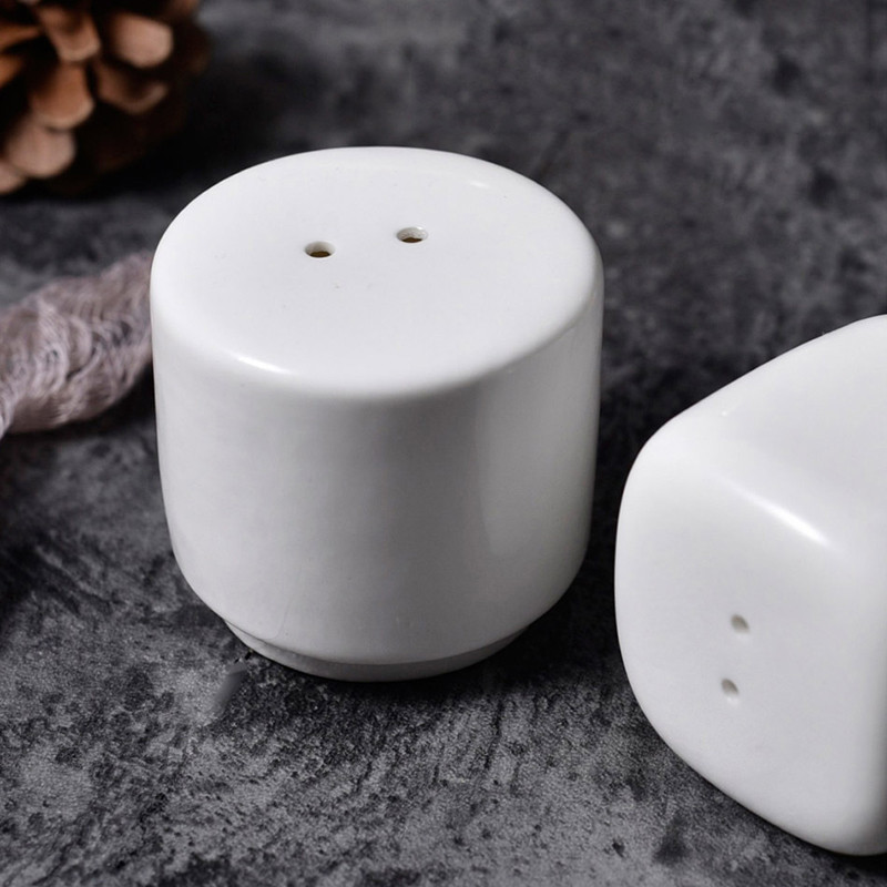 Fehér kerámia fűszer tartály Aranyos só-bors shakerek kannás konyhai fűszeres tégely kis fűszerszervező Cosas De Cocina